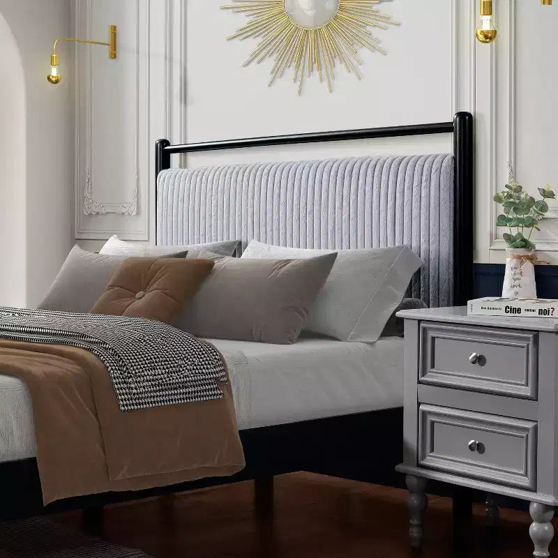 Letto a piattaforma matrimoniale/queen size con testiera imbottita, struttura nera e testiera grigia