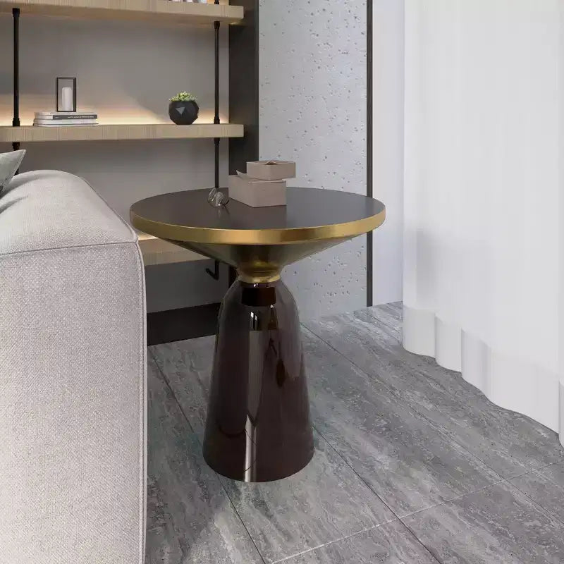 Tavolino rotondo con bordo dorato e piano in vetro o pietra sinterizzata