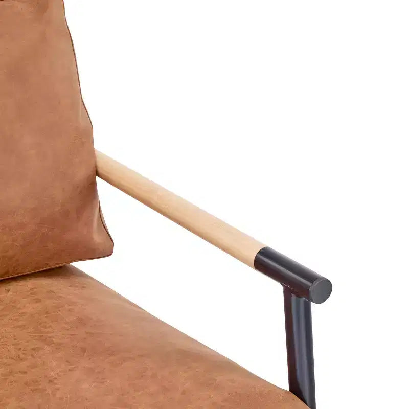 Poltrona d'accento imbottita con struttura in legno e sedile a cuscino