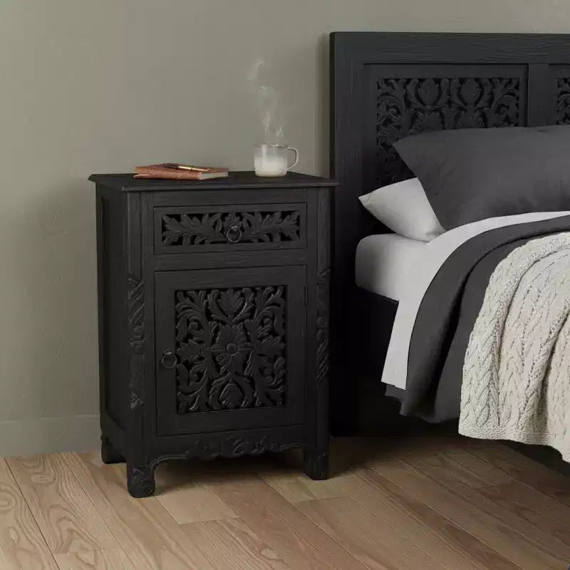 Comodino da 76 cm nero in legno massello con un cassetto