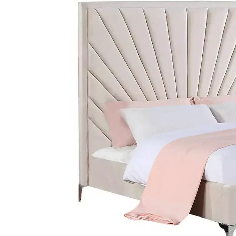 Letto matrimoniale imbottito a piattaforma, velluto beige, trapuntatura a canale a raggiera, piedini in metallo, non necessita di rete a molle, 145 cm H x 165 cm L x 221 cm P