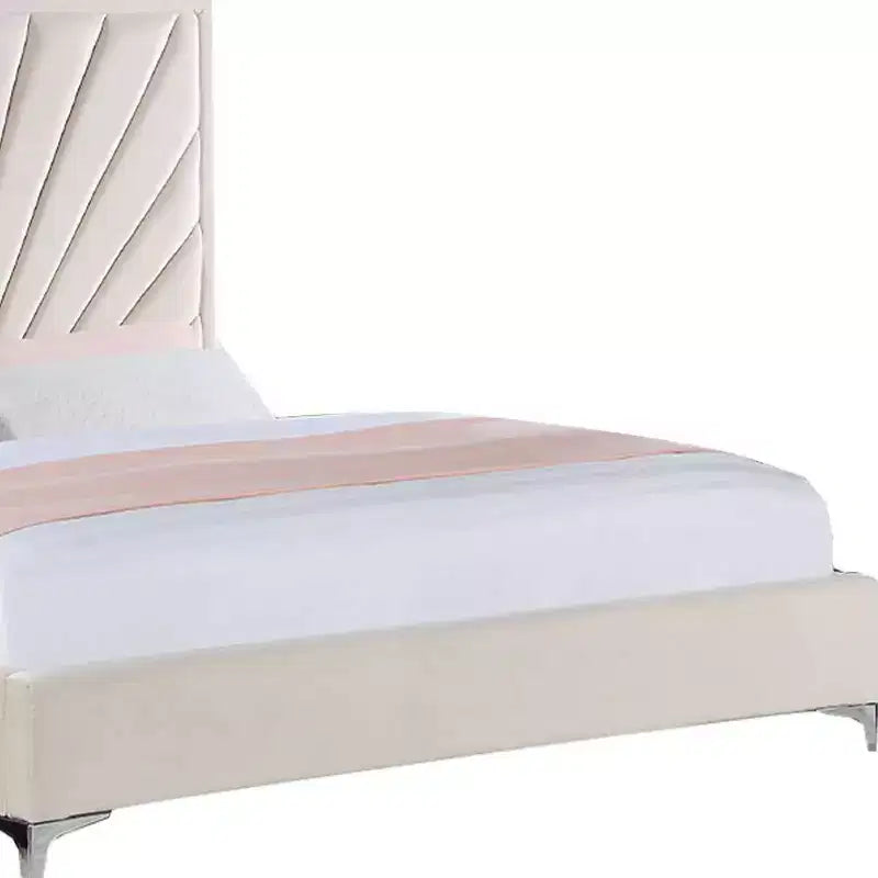 Letto matrimoniale imbottito a piattaforma, velluto beige, trapuntatura a canale a raggiera, piedini in metallo, non necessita di rete a molle, 145 cm H x 165 cm L x 221 cm P