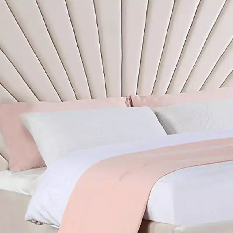 Letto matrimoniale imbottito a piattaforma, velluto beige, trapuntatura a canale a raggiera, piedini in metallo, non necessita di rete a molle, 145 cm H x 165 cm L x 221 cm P