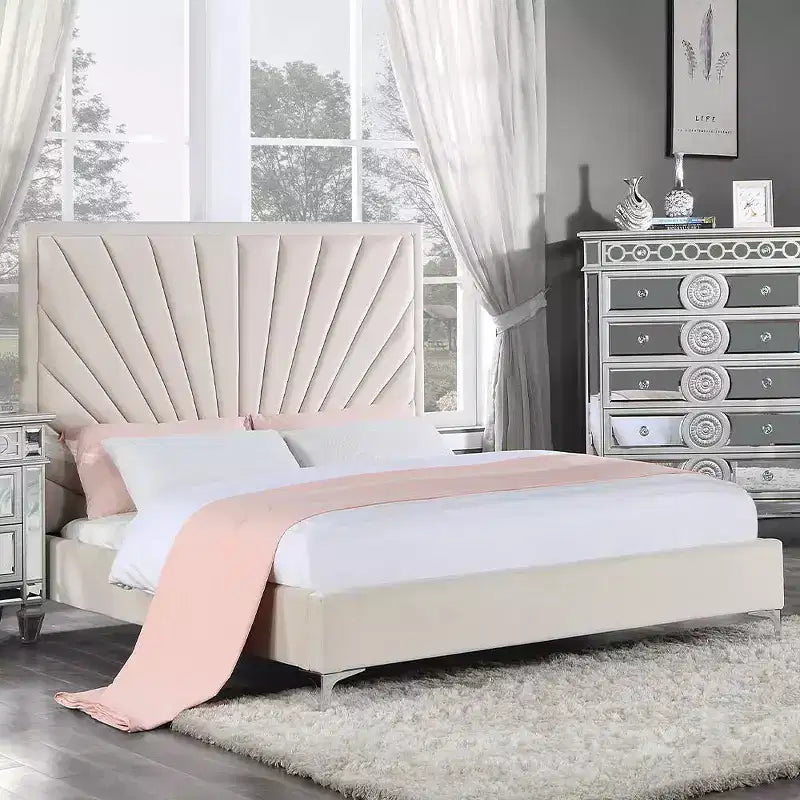 Letto matrimoniale imbottito a piattaforma, velluto beige, trapuntatura a canale a raggiera, piedini in metallo, non necessita di rete a molle, 145 cm H x 165 cm L x 221 cm P