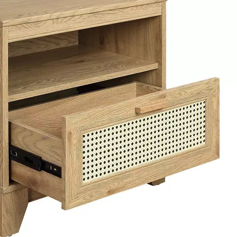 Comodino moderno in canna d'India con cassetto